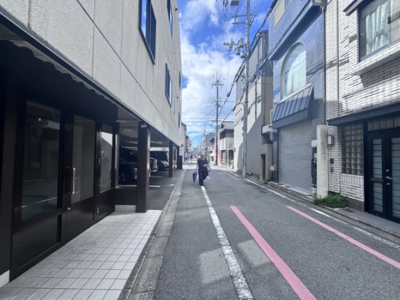 麩屋町通を反対方向に見た様子。左手に大黒町テナントのガラス入口