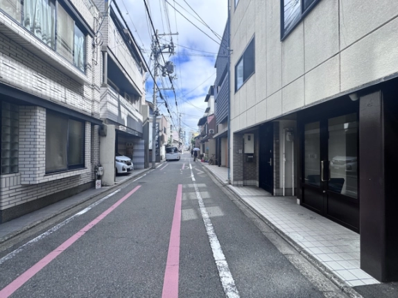 大黒町テナントを右手に見た麩屋町通。店舗前の道路と向かい側の建物