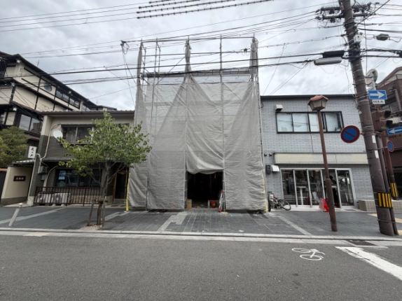 京都市下京区・木屋町松原店舗の正面。撮影時の改装工事で養生シートと足場に覆われた建物