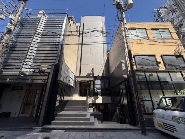 祇園町北側の通りから見上げた第二EFビルの正面外観。細長いベージュ系の建物で、通りから入口へタイル張りの階段が上がっている