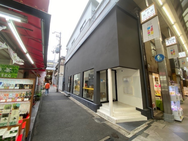 新京極商店街の2階店舗！物販店や美...